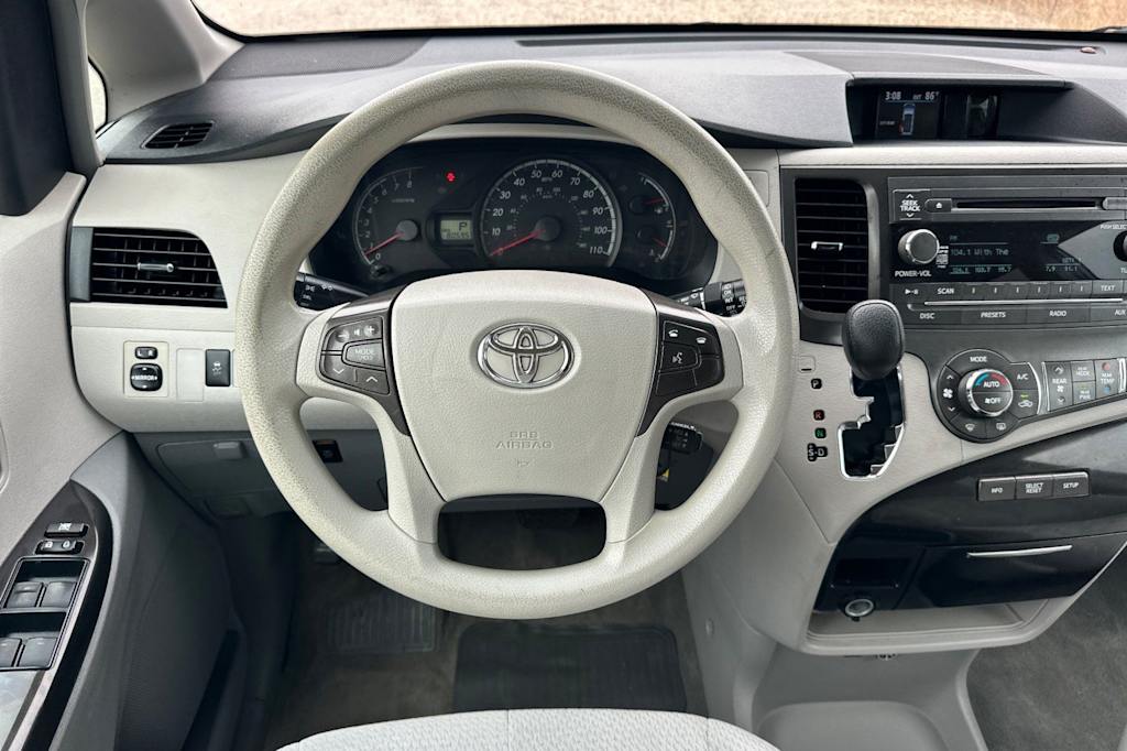 Thumbnail: 2014 Toyota Sienna - 12
