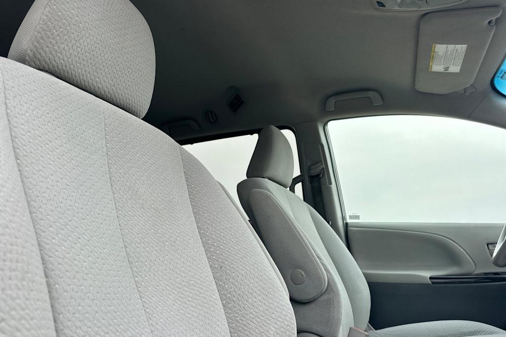 Thumbnail: 2014 Toyota Sienna - 10
