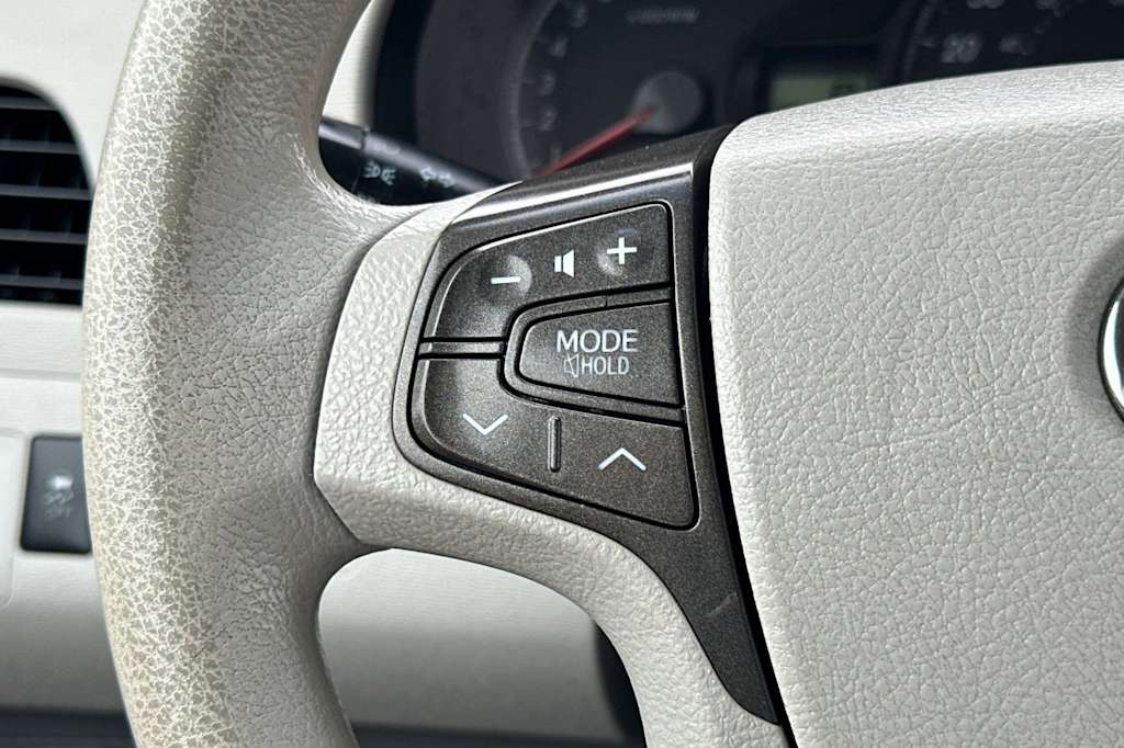 Thumbnail: 2014 Toyota Sienna - 31