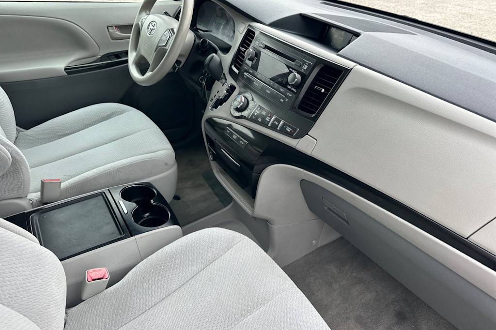Thumbnail: 2014 Toyota Sienna - 13