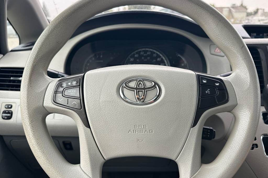 Thumbnail: 2014 Toyota Sienna - 29