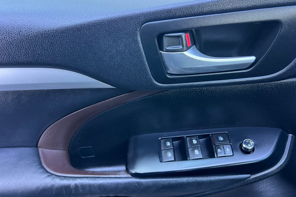 Thumbnail: 2015 Toyota Highlander - 21