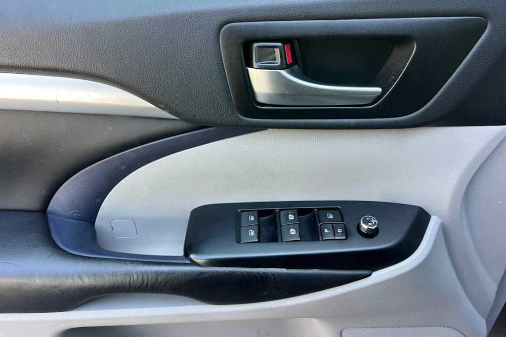 Thumbnail: 2019 Toyota Highlander - 23