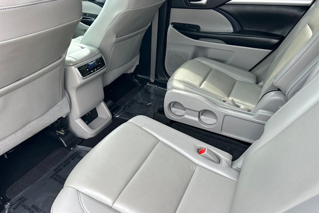 Thumbnail: 2019 Toyota Highlander - 10