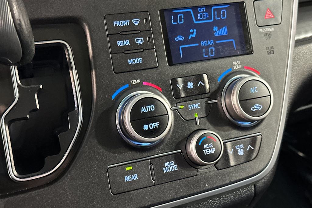 Thumbnail: 2015 Toyota Sienna - 28