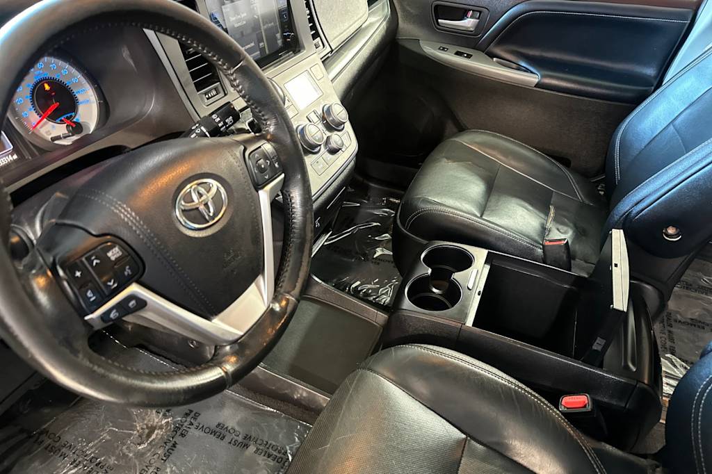 Thumbnail: 2015 Toyota Sienna - 9