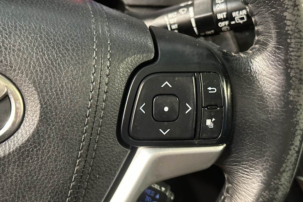 Thumbnail: 2015 Toyota Sienna - 32