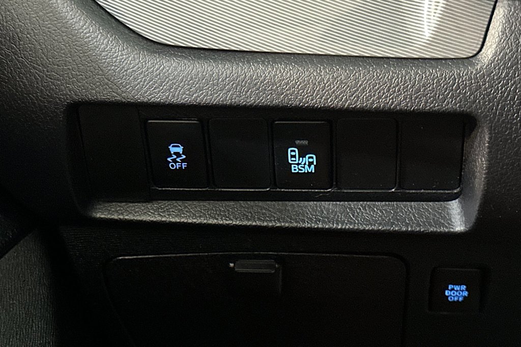 Thumbnail: 2015 Toyota Sienna - 35