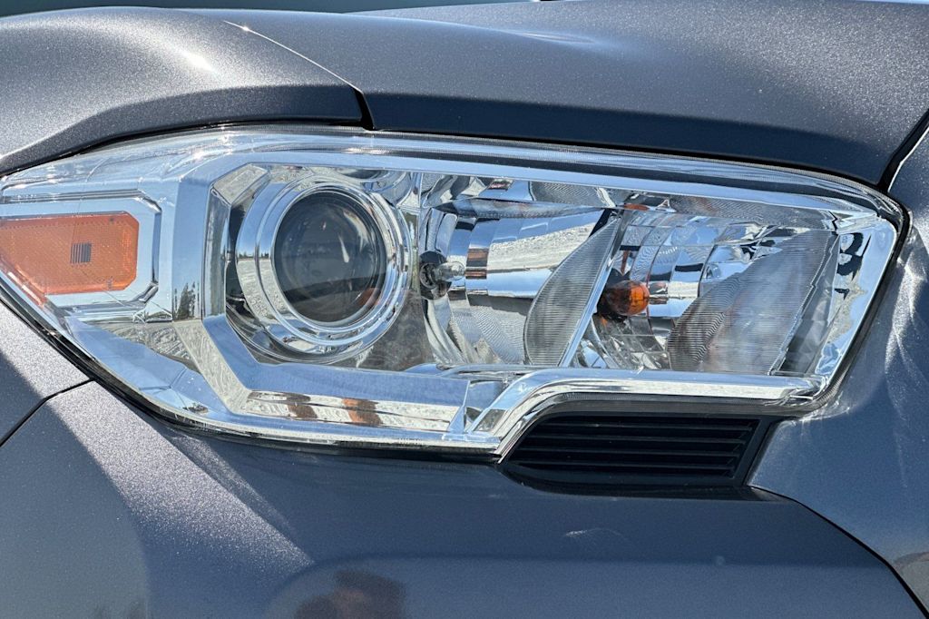 Thumbnail: 2021 Toyota Tacoma - 33