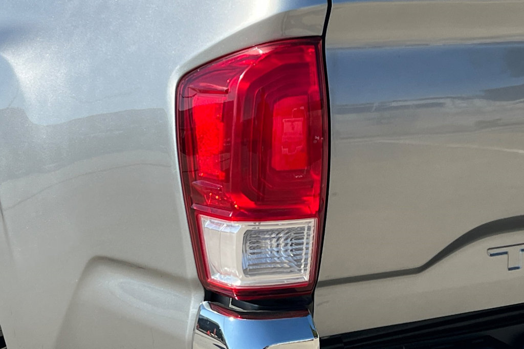 Thumbnail: 2016 Toyota Tacoma - 21