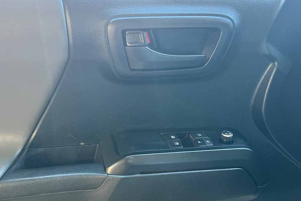 Thumbnail: 2016 Toyota Tacoma - 22