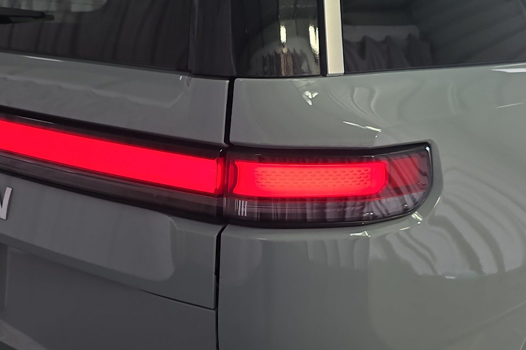 Thumbnail: 2023 Rivian R1S - 18