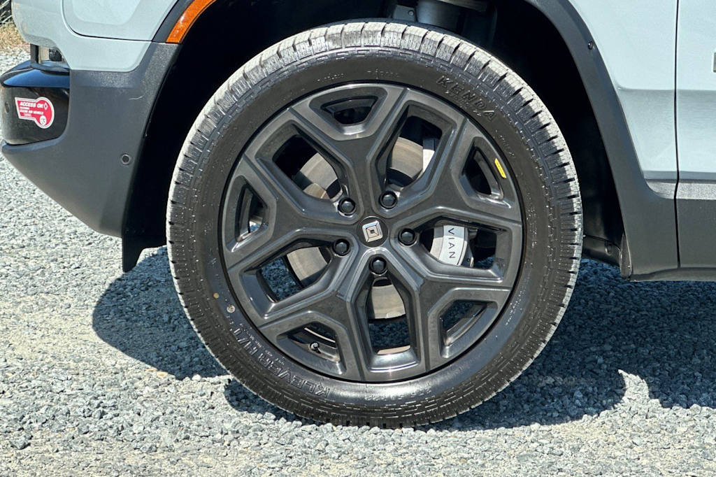 Thumbnail: 2023 Rivian R1S - 8