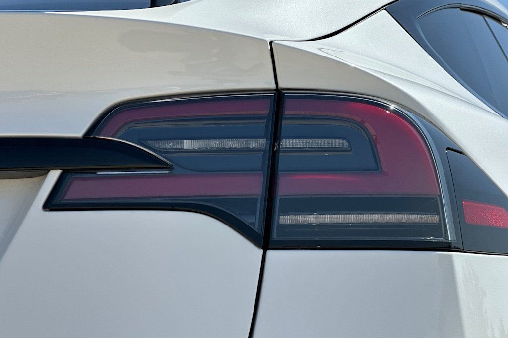 Thumbnail: 2022 Tesla Model X - 35