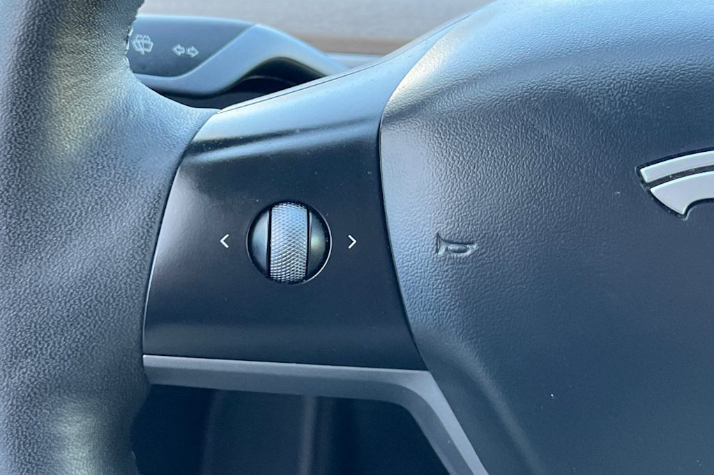 Thumbnail: 2023 Tesla Model Y - 32