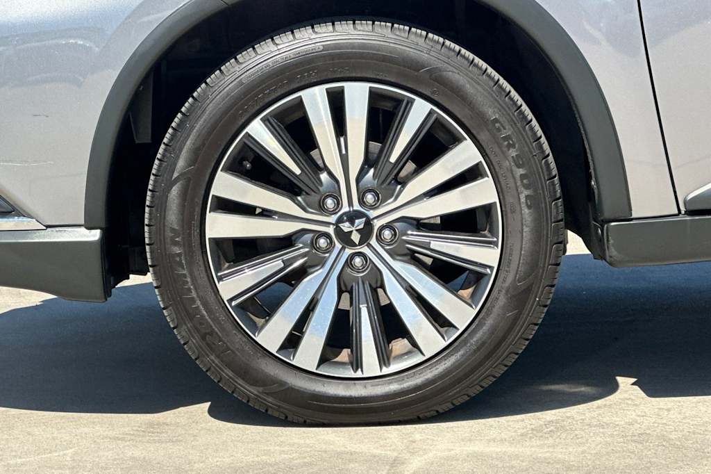 Thumbnail: 2019 Mitsubishi Outlander - 8