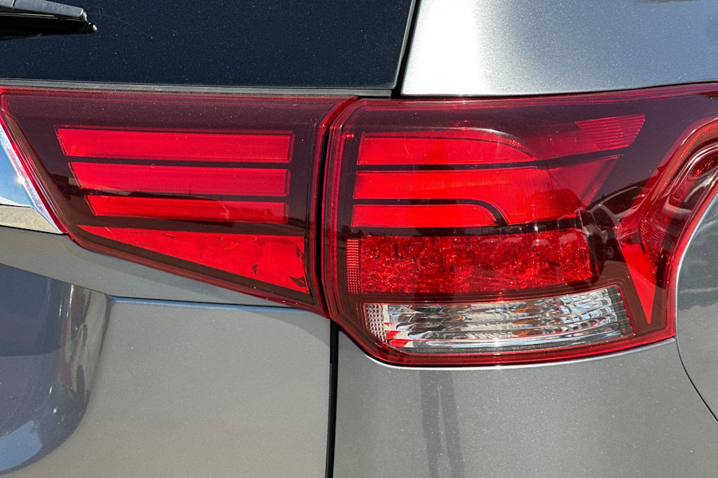 Thumbnail: 2019 Mitsubishi Outlander - 37