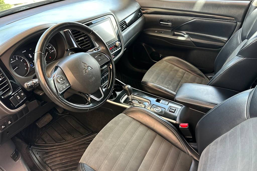 Thumbnail: 2020 Mitsubishi Outlander - 9