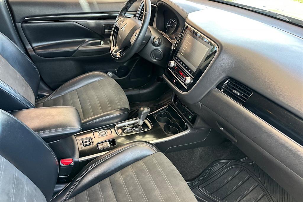 Thumbnail: 2020 Mitsubishi Outlander - 12