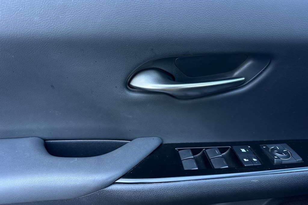 Thumbnail: 2021 Lexus UX - 22