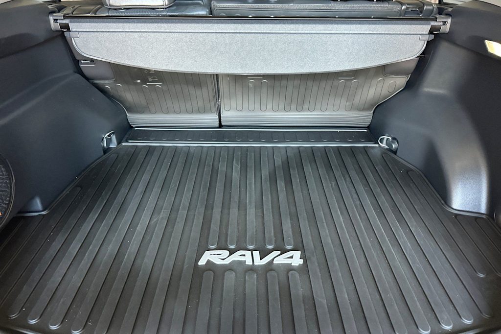 Thumbnail: 2022 Toyota RAV4 - 15