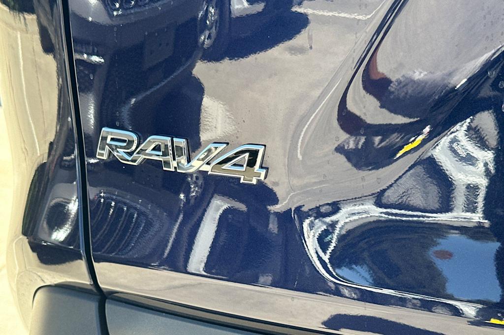 Thumbnail: 2022 Toyota RAV4 - 6