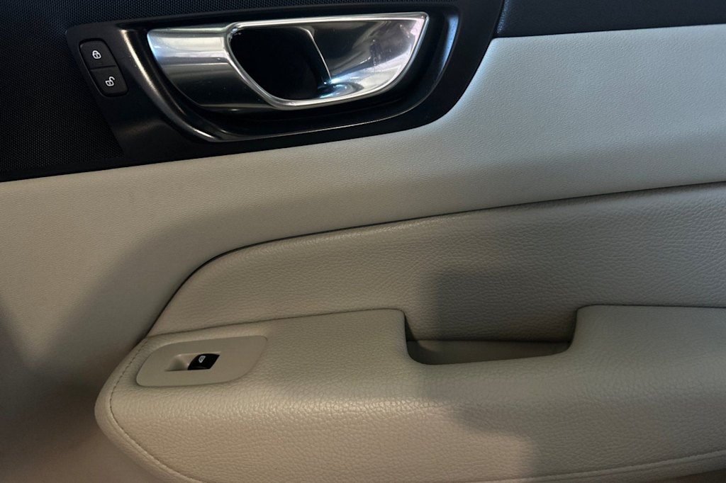 Thumbnail: 2019 Volvo XC60 - 23