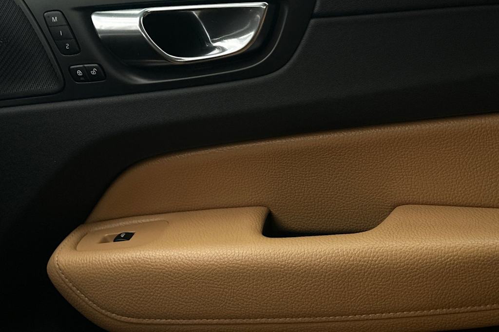 Thumbnail: 2019 Volvo XC60 - 24