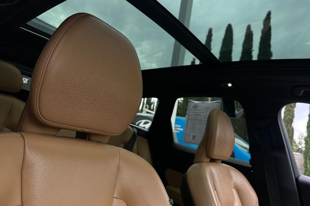 Thumbnail: 2019 Volvo XC60 - 10