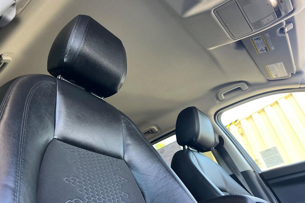 Thumbnail: 2018 Land Rover Discovery Sport - 25