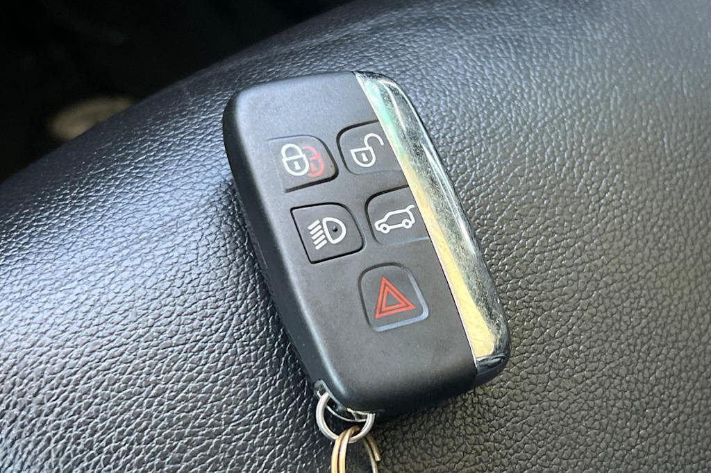 Thumbnail: 2018 Land Rover Discovery Sport - 16