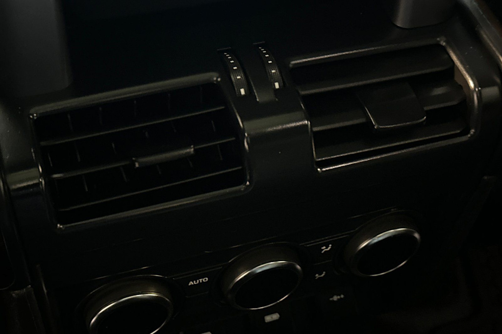 Thumbnail: 2020 Land Rover Defender - 22