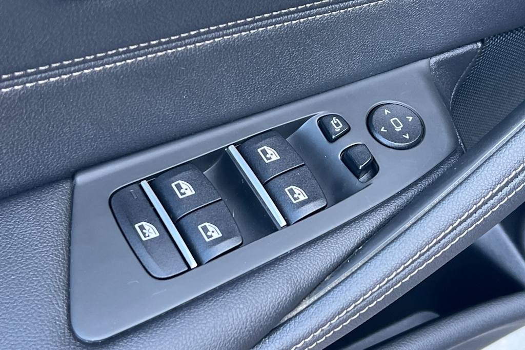 Thumbnail: 2023 BMW 5 Series - 23