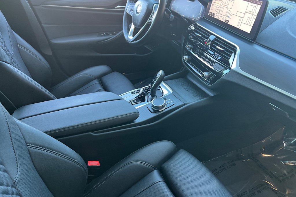 Thumbnail: 2023 BMW 5 Series - 10