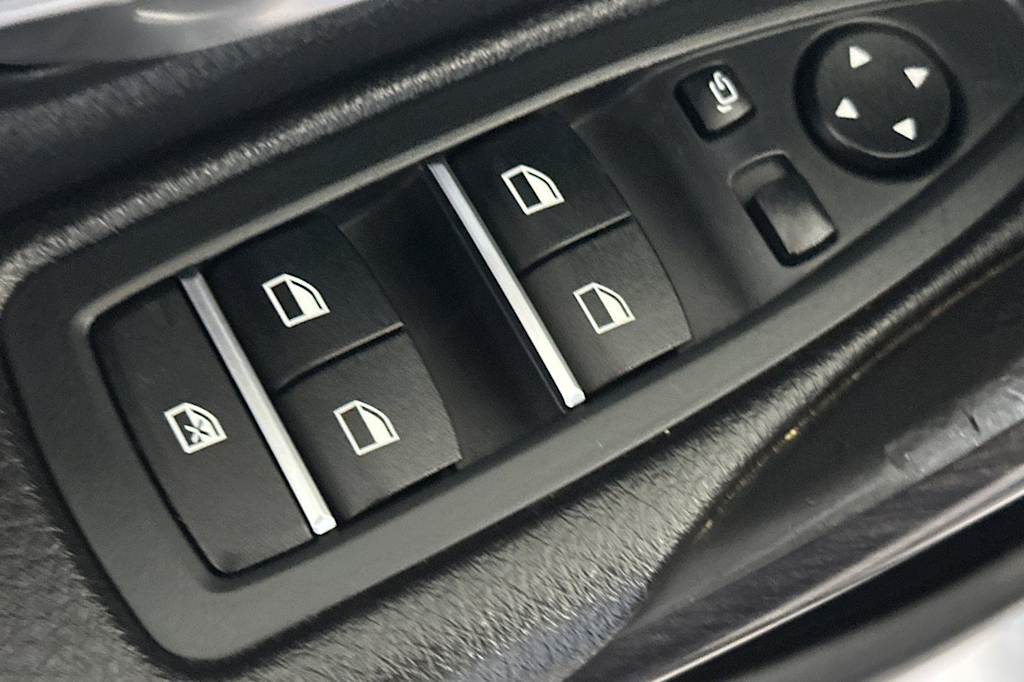 Thumbnail: 2016 BMW 3 Series - 21