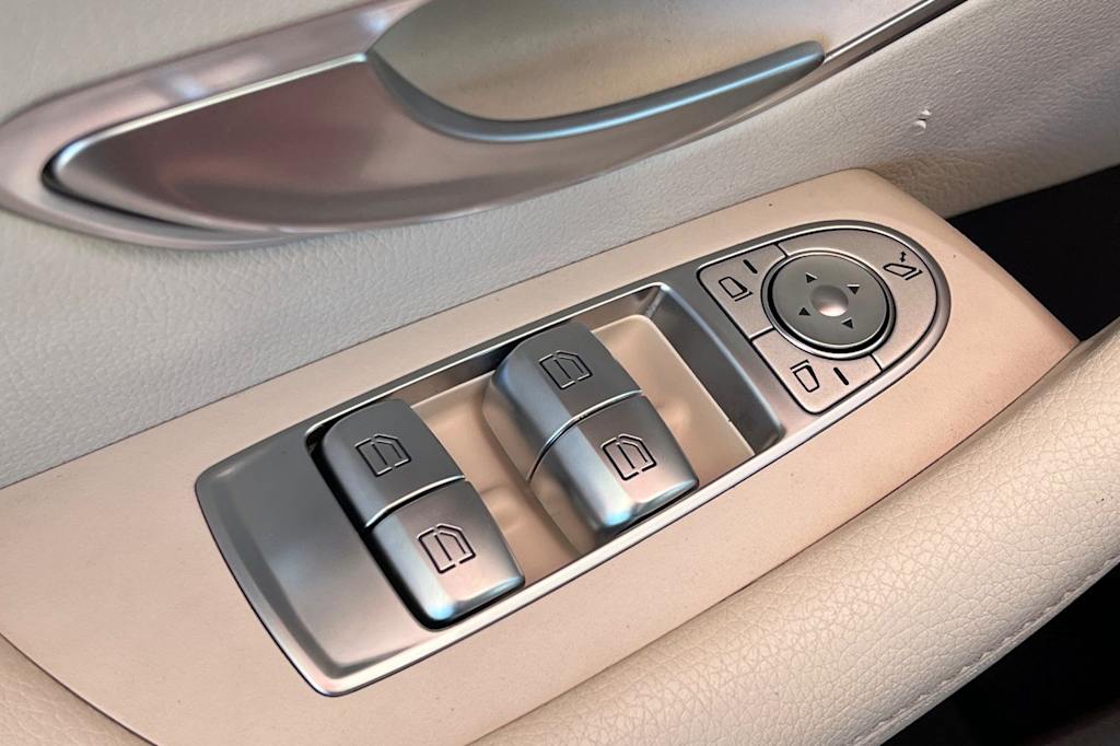 Thumbnail: 2019 Mercedes-Benz E-Class - 23