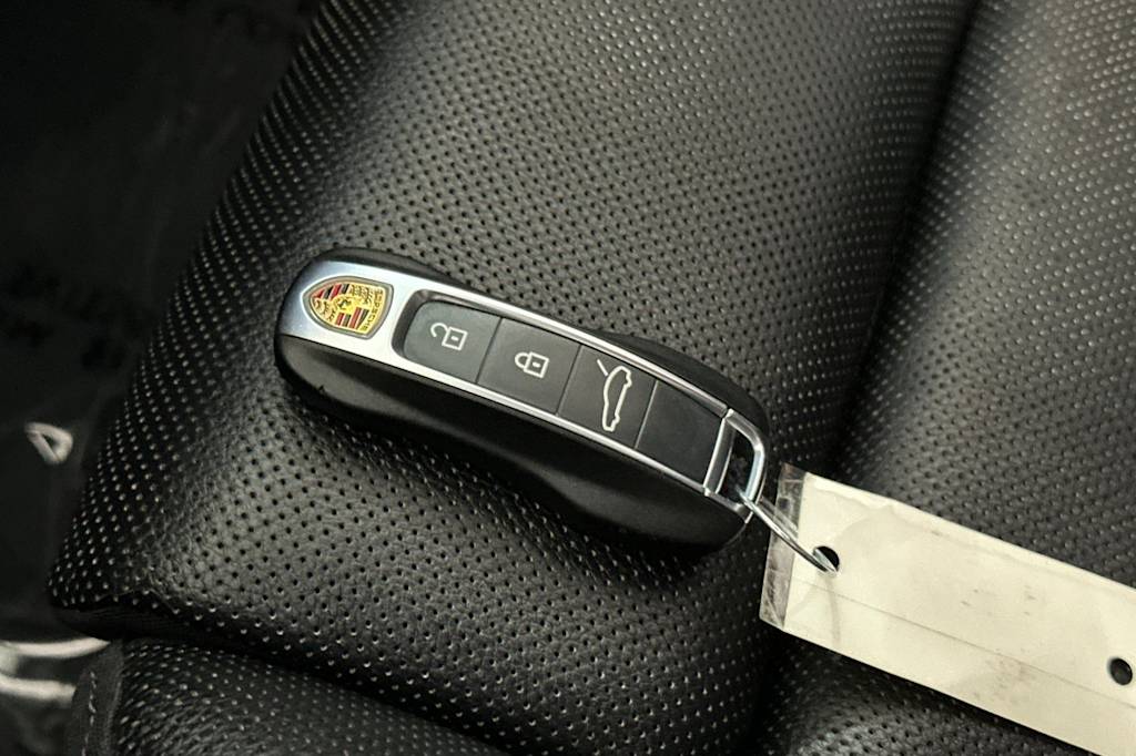Thumbnail: 2021 Porsche Panamera - 17