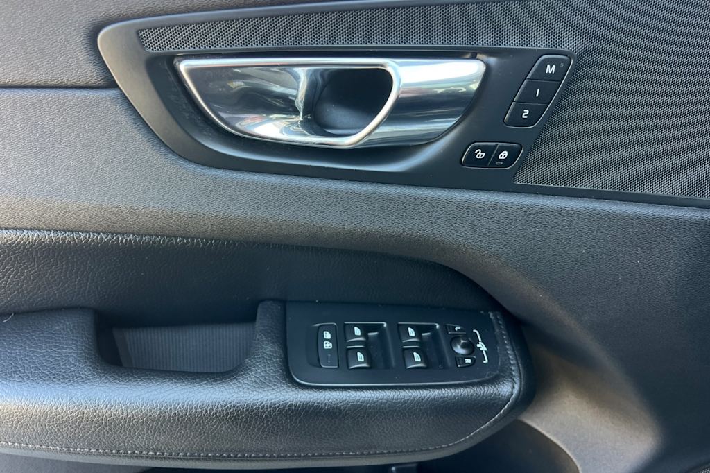 Thumbnail: 2018 Volvo XC60 - 22