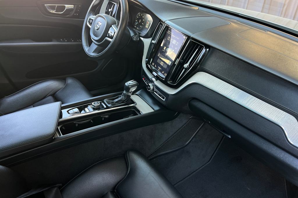 Thumbnail: 2018 Volvo XC60 - 12