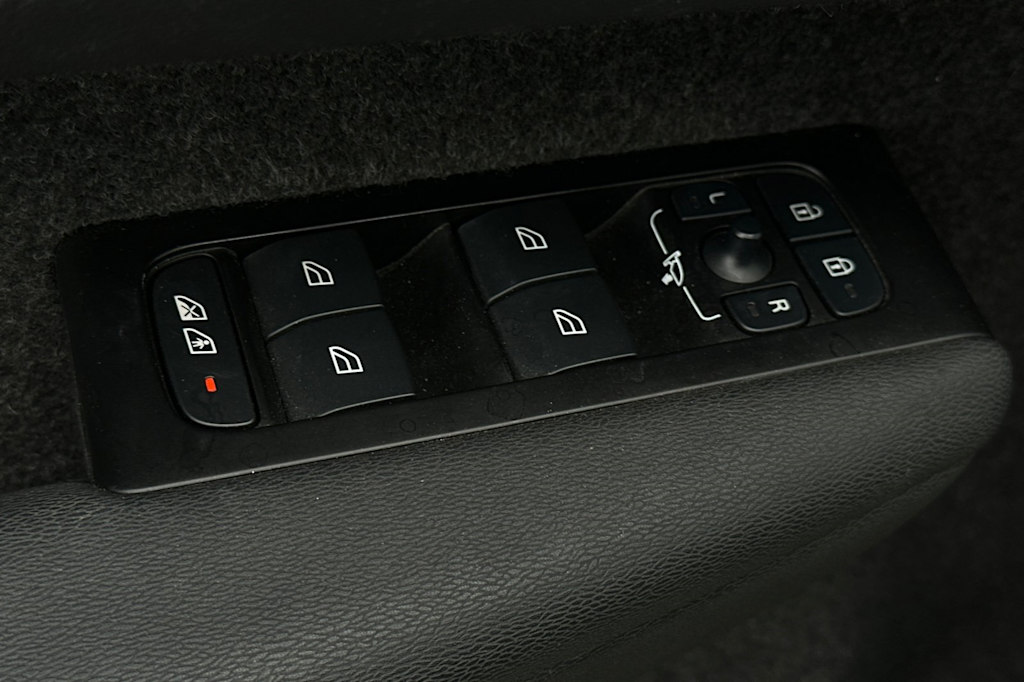 Thumbnail: 2022 Volvo XC40 - 23