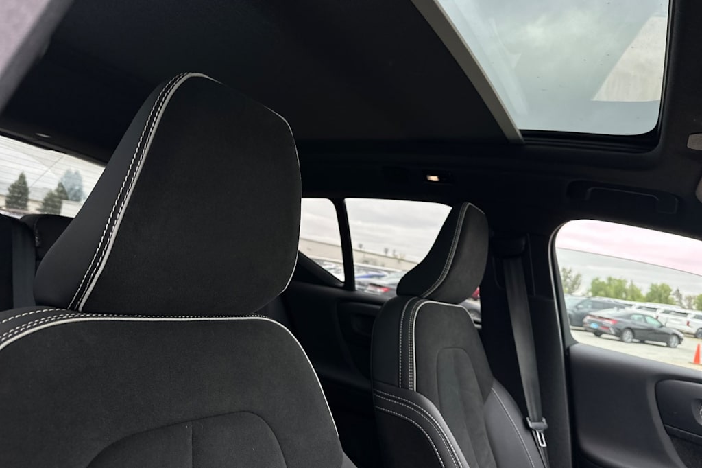 Thumbnail: 2022 Volvo XC40 - 24