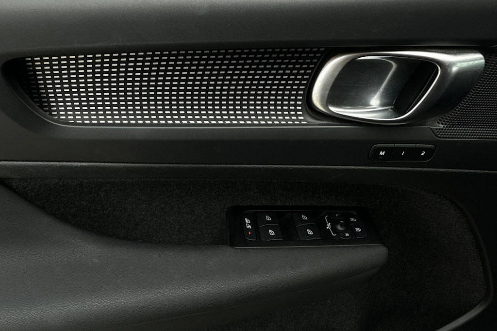 Thumbnail: 2022 Volvo XC40 - 22