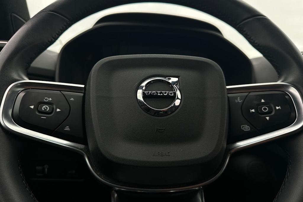 Thumbnail: 2022 Volvo XC40 - 27