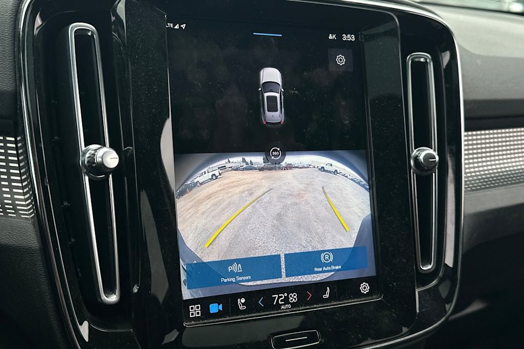 Thumbnail: 2022 Volvo XC40 - 25