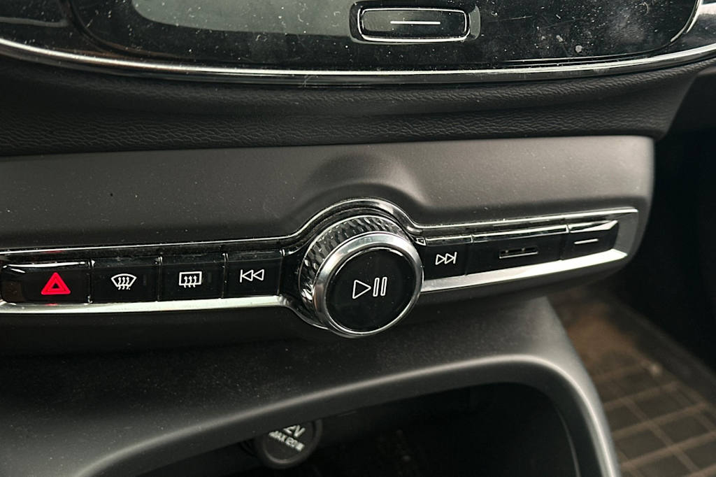 Thumbnail: 2022 Volvo XC40 - 26