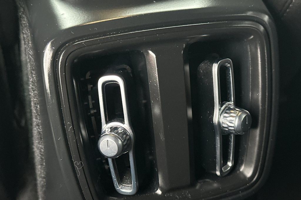 Thumbnail: 2023 Volvo XC40 - 15