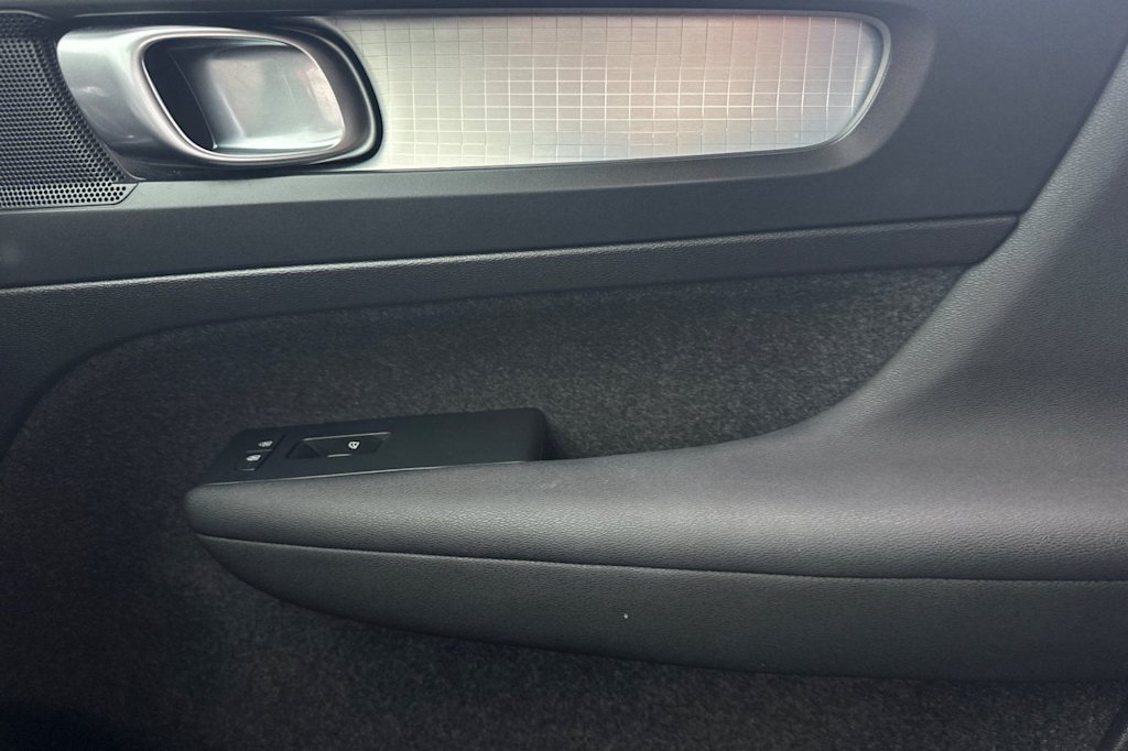 Thumbnail: 2023 Volvo XC40 - 24