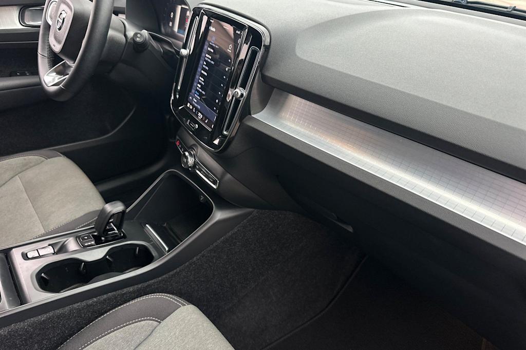 Thumbnail: 2023 Volvo XC40 - 13