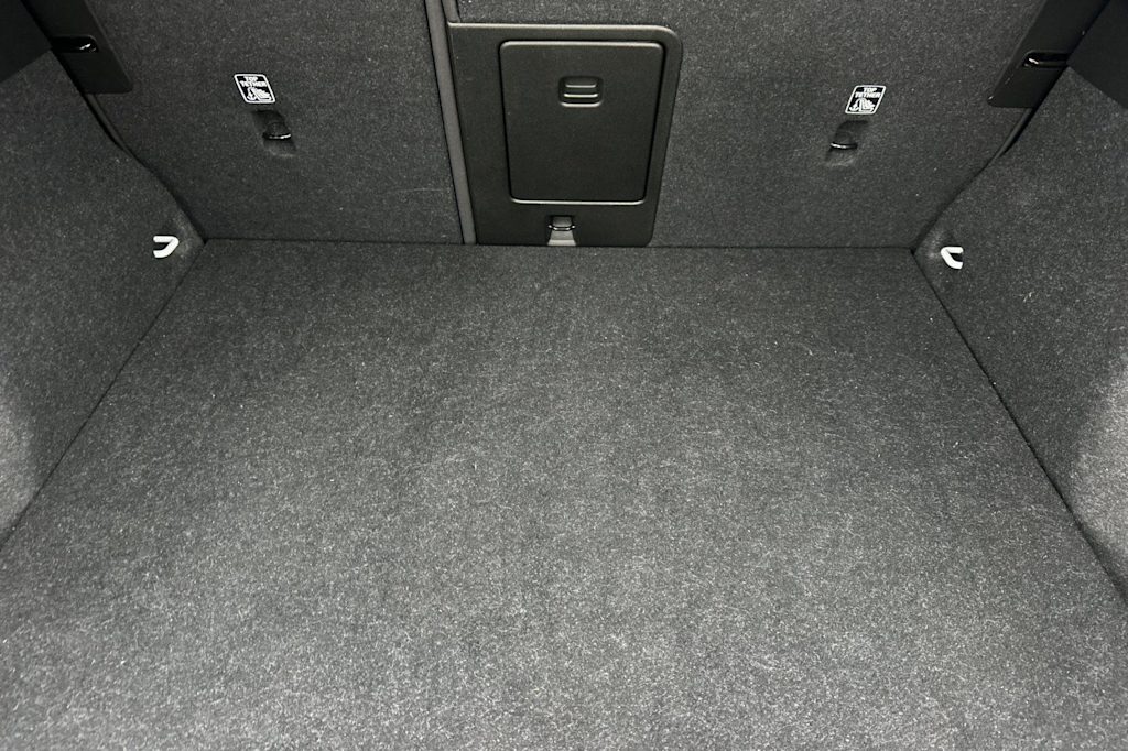 Thumbnail: 2023 Volvo XC40 - 17