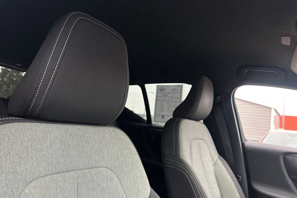 Thumbnail: 2023 Volvo XC40 - 10